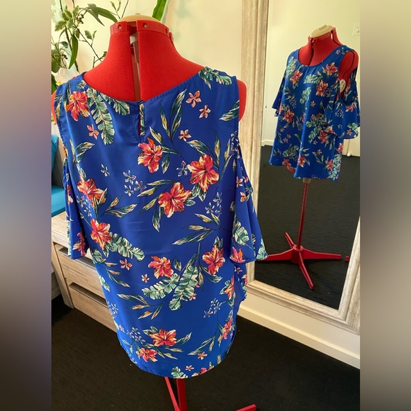 (💰$3 for $15) Size 18 Crossroads Cold shoulder top, blue with red floral print - Picture 6 of 9